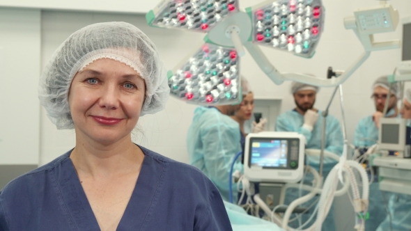 Surgical Nurse Shows Her Thumb Up alt