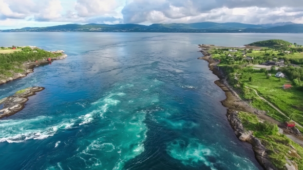 Whirlpools of the Maelstrom of Saltstraumen, Nordland, Norway alt