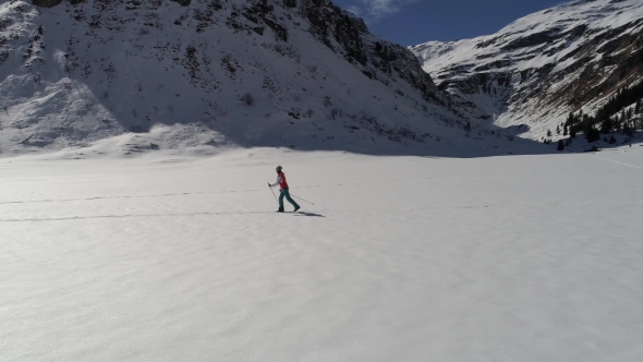 Crosscountry Skiing in Mountain Valley