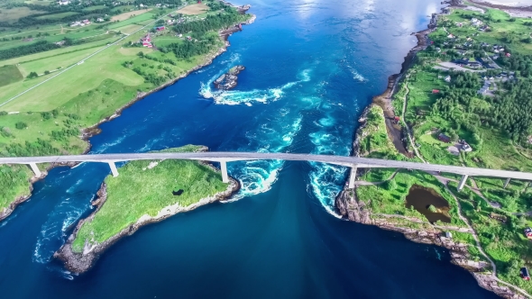 Whirlpools of the Maelstrom of Saltstraumen, Nordland, Norway alt