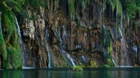 Picturesque Waterfalls Scenery in Plitvice Lakes National Park alt