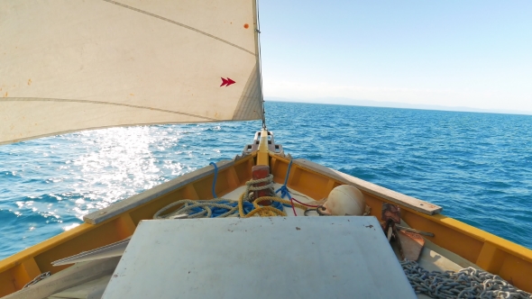 Boat Sailing the Caribbean Sea alt
