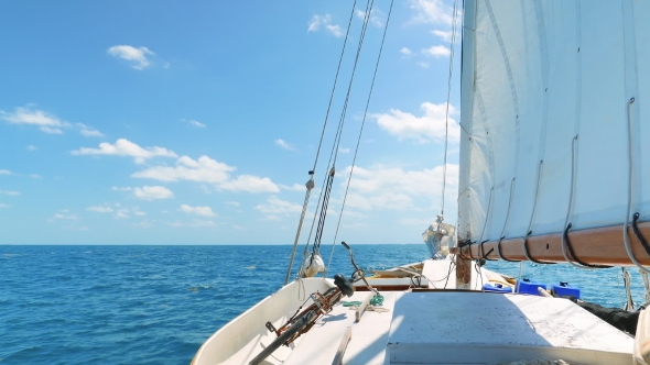 Sailing on the Caribean Sea alt