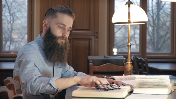 Portret Bearded Man Having Too Much To Do in a Library alt