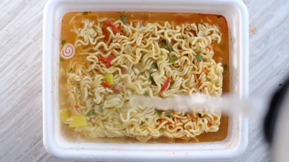 Instant Ramen Noodles in a Cup alt