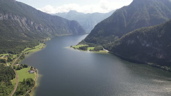 Aerial view Hallstätter See and big mountains Alps, Hallstatt, Austria alt