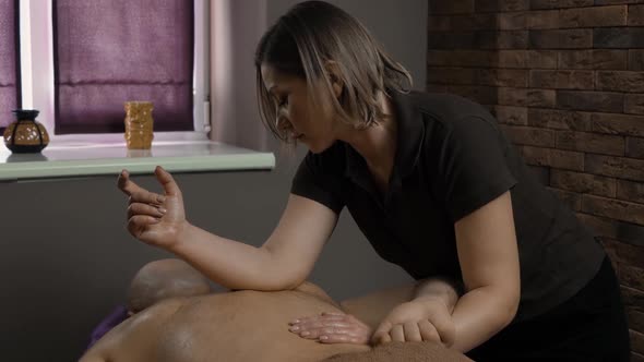 Masseur Back Massage alt