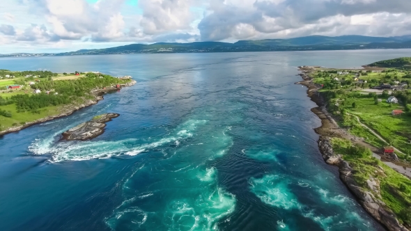 Whirlpools of the Maelstrom of Saltstraumen, Nordland, Norway alt