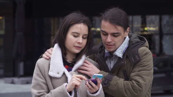 Young Couple with Smart Phone alt