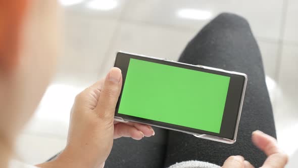 Green screen tablet in female hands at home 4K 2160p 30fps UltraHD footage - Woman holds greenscreen alt