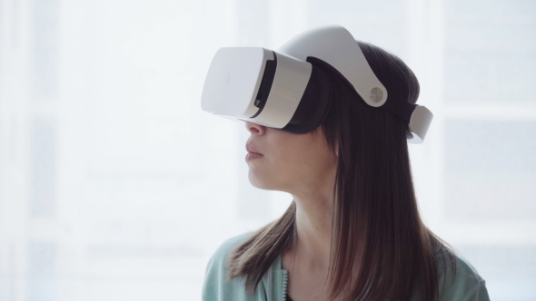 Woman in Vr Head-mounted Display alt