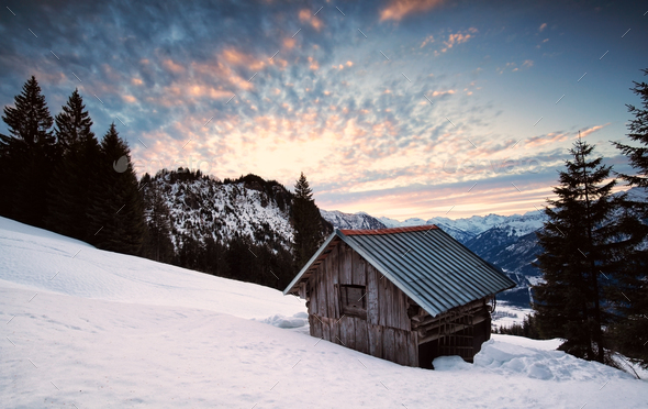 木製高山小屋在冬天山上-正版照片