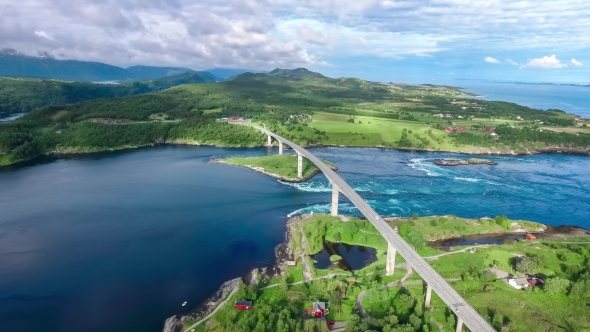 Whirlpools of the Maelstrom of Saltstraumen, Nordland, Norway alt