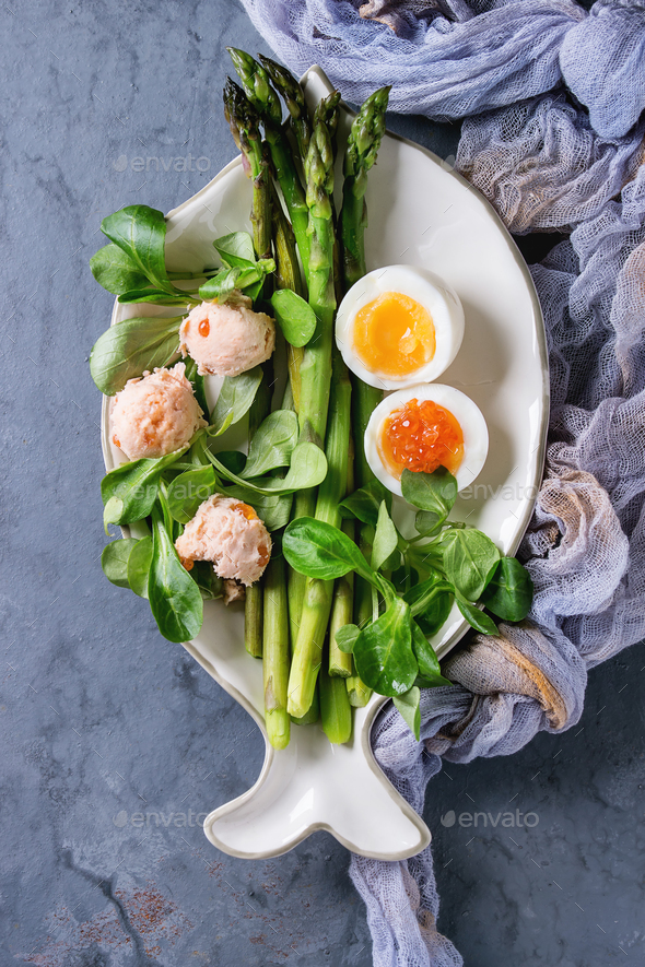 Cooked green asparagus with egg