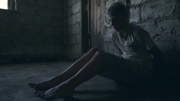 Kidnapped Man Teenager Sits Chained In Dark Chamber And Awaits Free alt