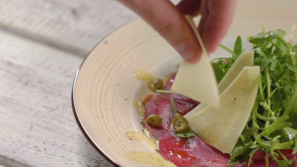 Carpaccio with Rucola, Capers and Cheese alt