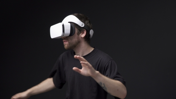 Man Using Virtual Reality Headset alt