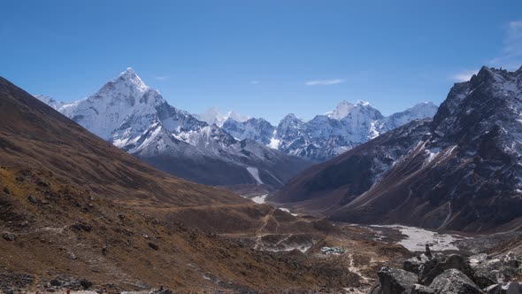 Ama Dablam, Kangtega and Thamserku Mountains on Sunny Day. Himalaya, Nepal alt