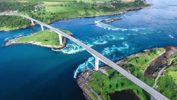 Whirlpools of the Maelstrom of Saltstraumen, Nordland, Norway alt