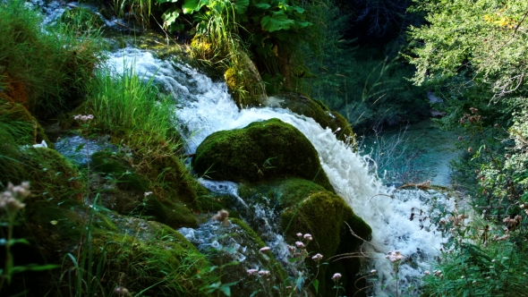 Picturesque Waterfalls Scenery in Plitvice Lakes National Park alt