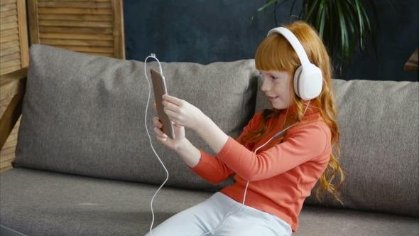 Girl Is Making a Selfie alt