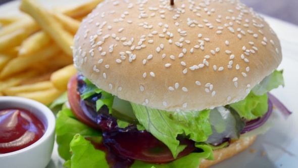Burger with Meat and Vegetables Spinning alt