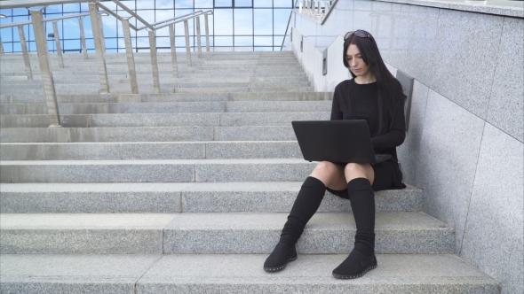 Woman Using a Laptop alt