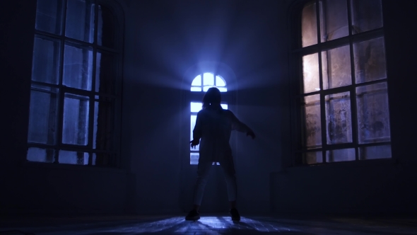 Girl Ballet Dancer Face To Viewer Makes the Pirouettes, Silhouette alt