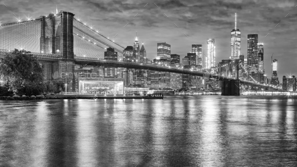 Brooklyn Bridge and Manhattan at night, New York City, USA. - Stock Photo - Images
