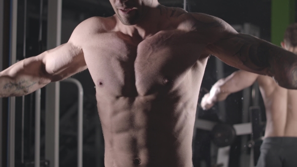 Bodybuilder Trains the Chest