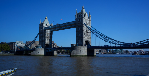 Time-lapse of Tower Bridge in the afternoon