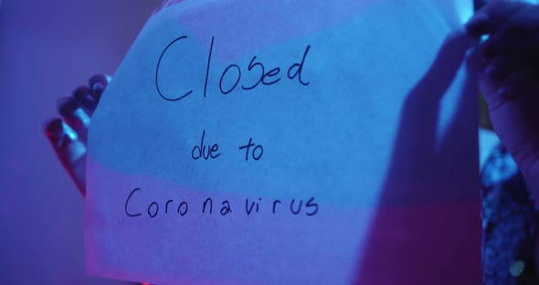 Closed sign on the door due to the coronavirus crisis