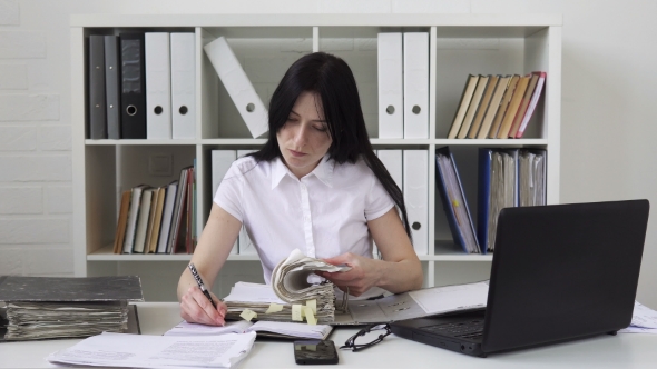 Business Woman Working with Paper Documents in Office alt