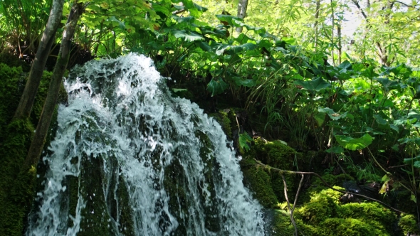 Picturesque Waterfalls Scenery in Plitvice Lakes National Park alt