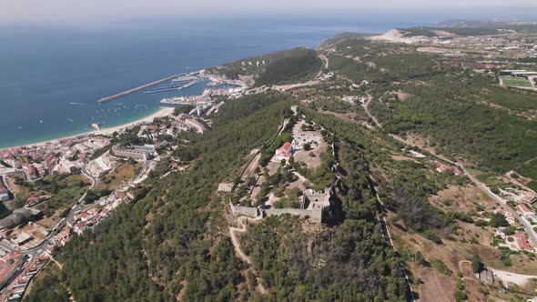 Sesimbra Castle overlooking beach side town and beach, Sesimbra, Portugal alt