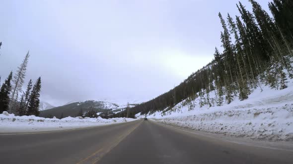 Time-lapse. POV point of view - Driving through Swan Mountain in the Winter. alt