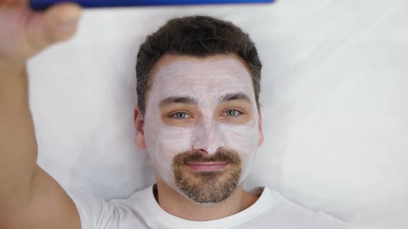 Man Takes Selfie alt