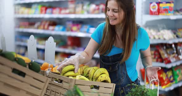 Female customer buying organic food fruits inside eco fresh market - Shopping concept alt