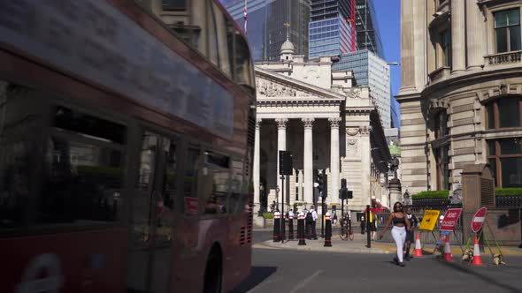 Video of people and traffic at the Bank of England junction, London alt