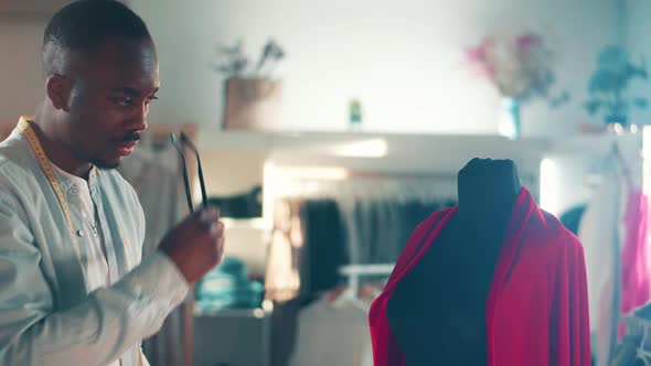 Africanamerican Designer Tailor is Looking Closely at the Fabric alt