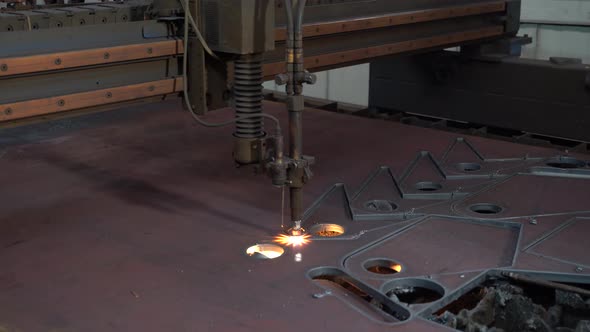 Laser Cutter in the Production alt