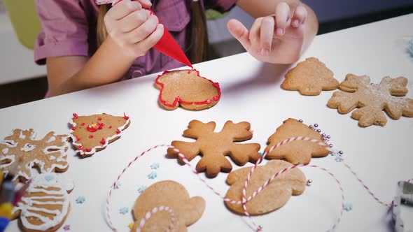 Decorating gingerbread Christmas cookies alt