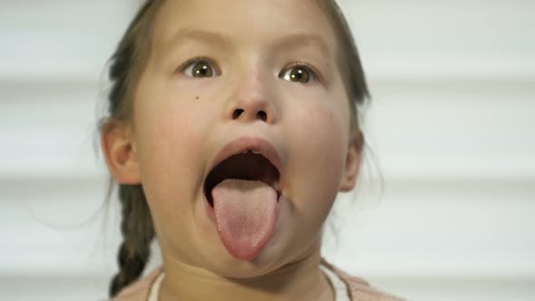 Girl of 78 Years Old Diligently Shows Her Tongue alt
