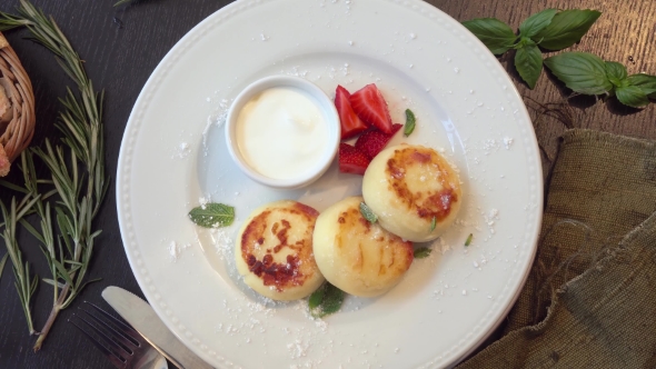 Cheesecakes of Cottage Cheese with Strawberries alt