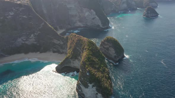 Rocky Shore in Nuda Penida and Its Sparkling Waters on the Kelingking Beach alt