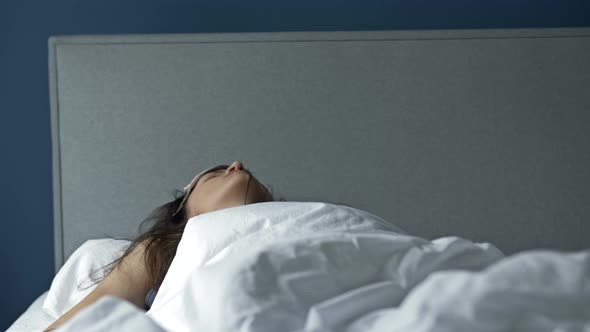 Hard Awakening of a Woman After Excessive Alcohol Consumption alt