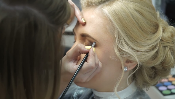 Makeup Artist Makes a Girl Beautiful Makeup Before an Important Event