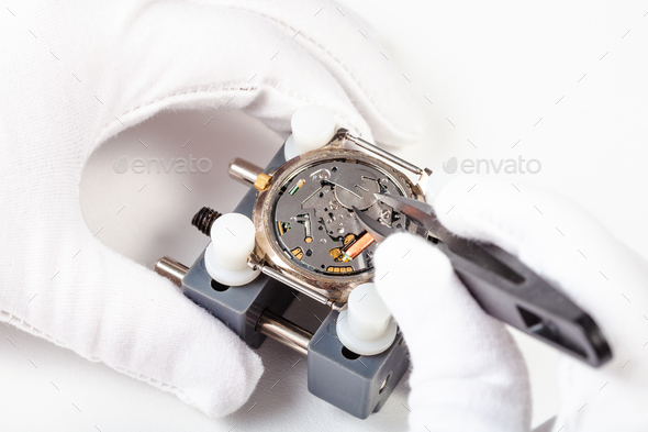 replacing battery in quartz watch close up