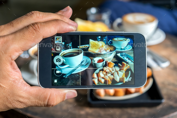 Photos on the smart phone screen, simple breakfast, egg pans, bak