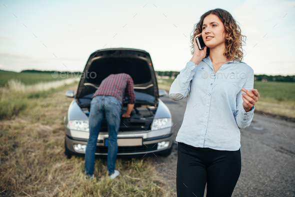 Woman calls to service, man repair broken car